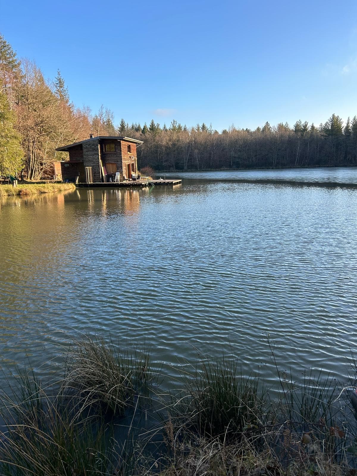 Chalet avec étang privé au cœur d’une propriété de 10 hectares 