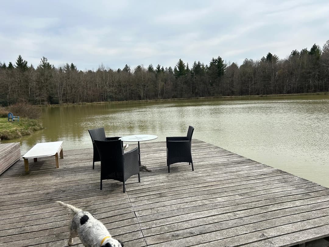 Chalet avec étang privé au cœur d’une propriété de 10 hectares 