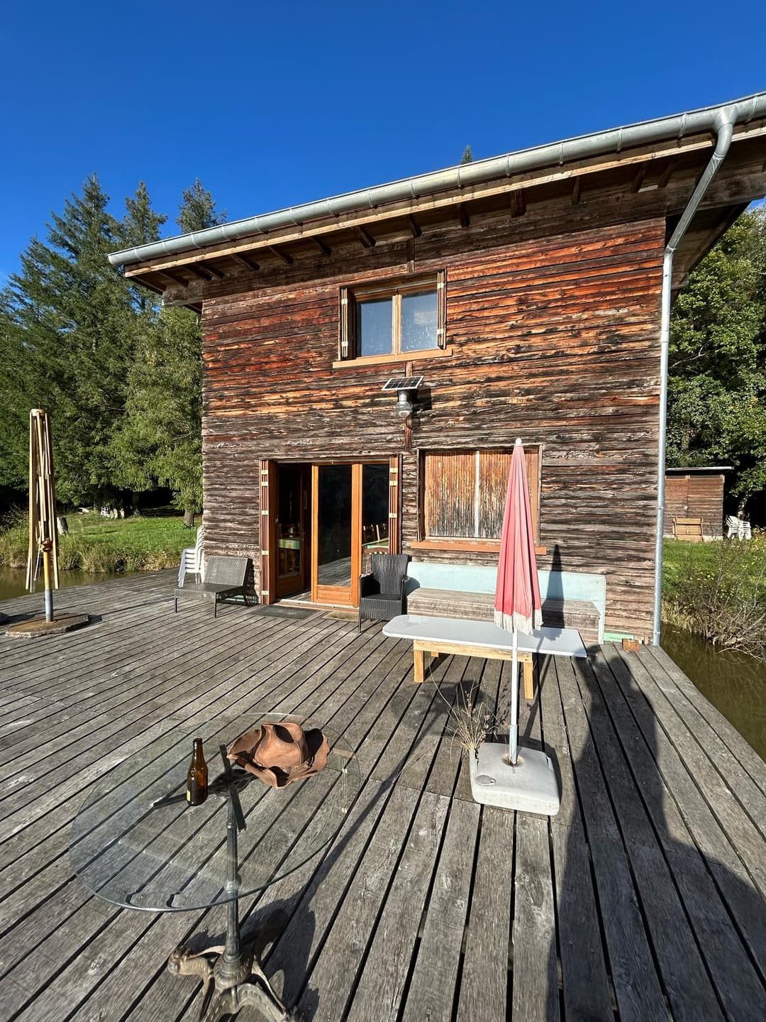 Chalet avec étang privé au cœur d’une propriété de 10 hectares 