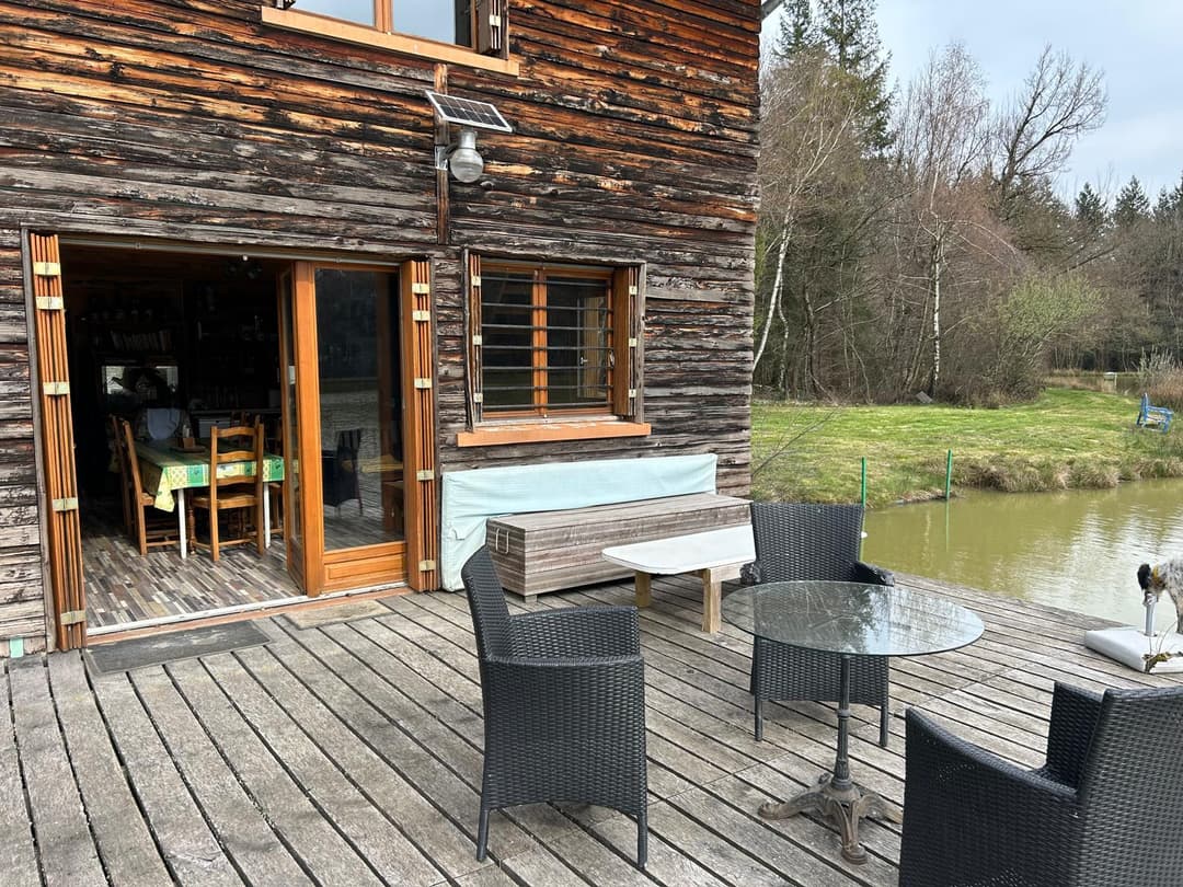 Chalet avec étang privé au cœur d’une propriété de 10 hectares 