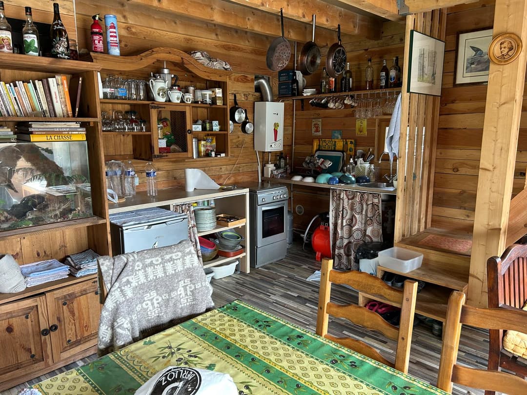 Chalet avec étang privé au cœur d’une propriété de 10 hectares 