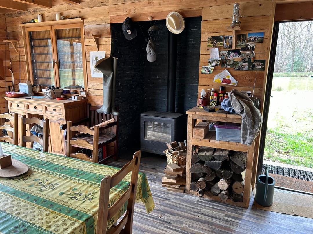 Chalet avec étang privé au cœur d’une propriété de 10 hectares 