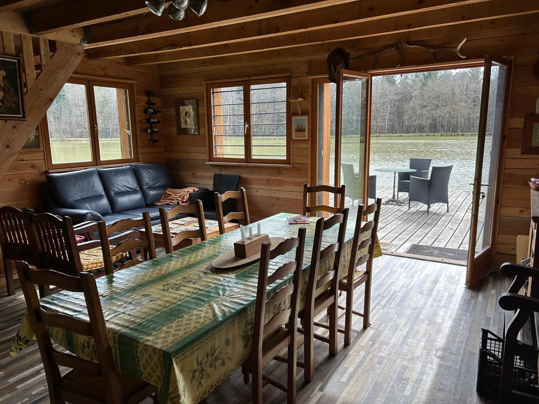 Chalet avec étang privé au cœur d’une propriété de 10 hectares 