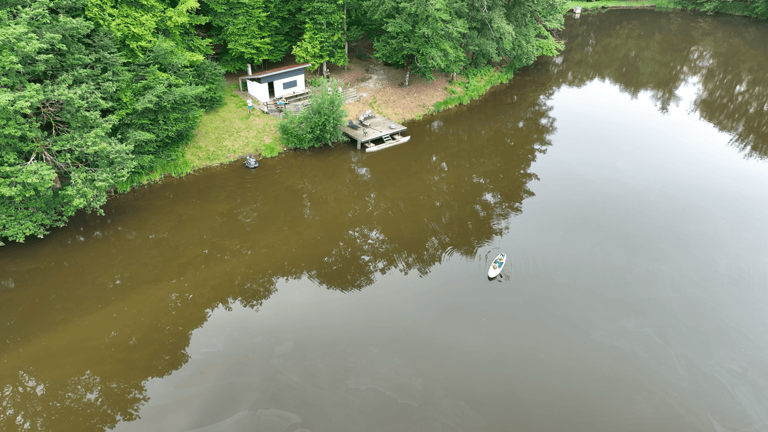 Étang au milieu de la forêt avec chalet 