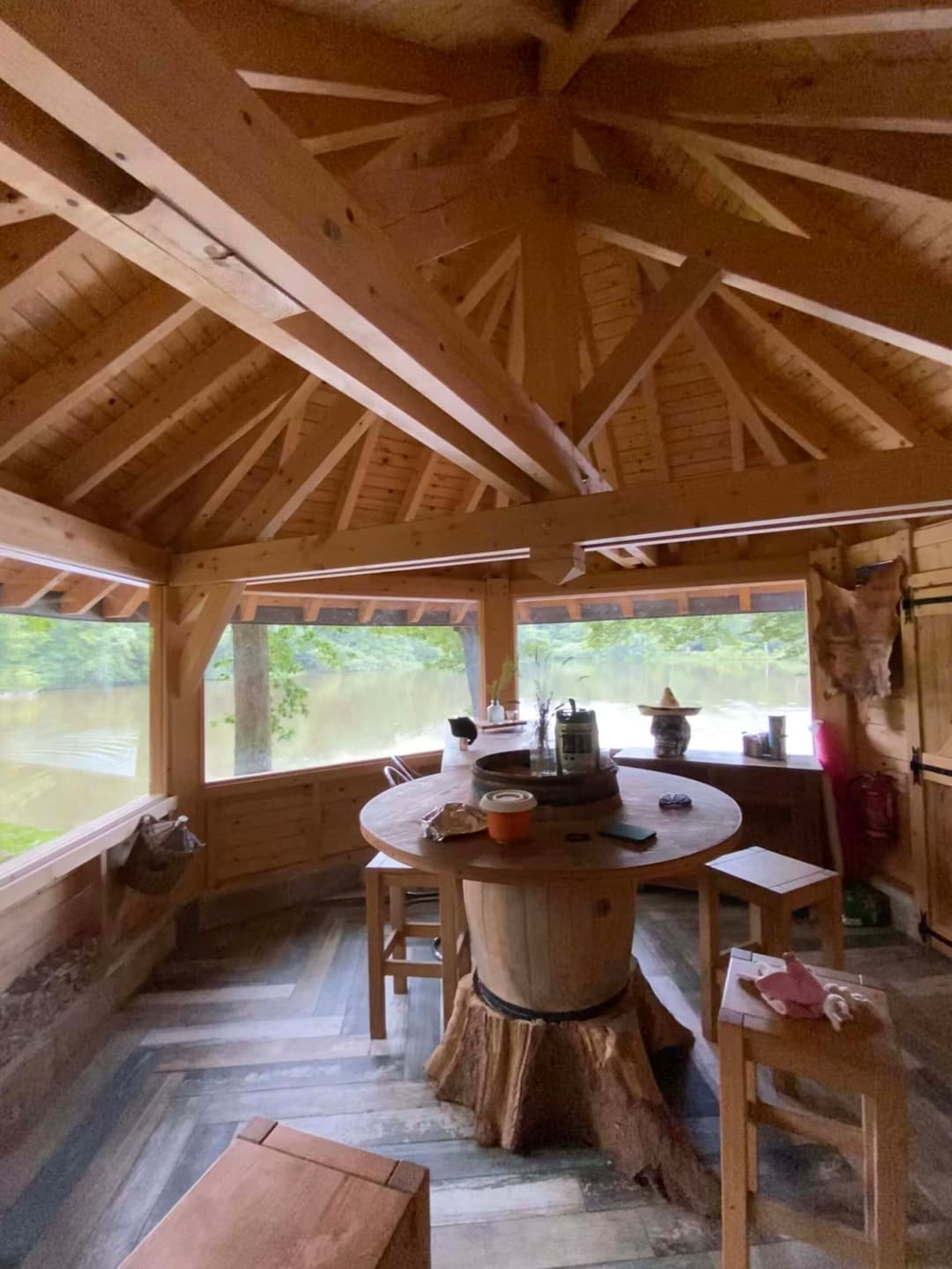 Étang au milieu de la forêt avec chalet 
