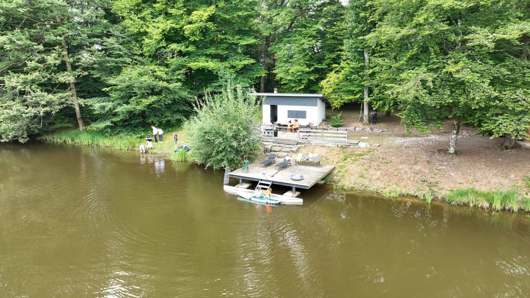 Étang au milieu de la forêt avec chalet 