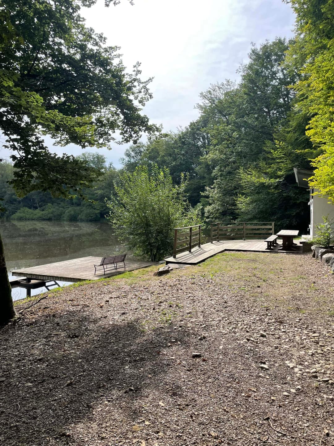 Étang au milieu de la forêt avec chalet 