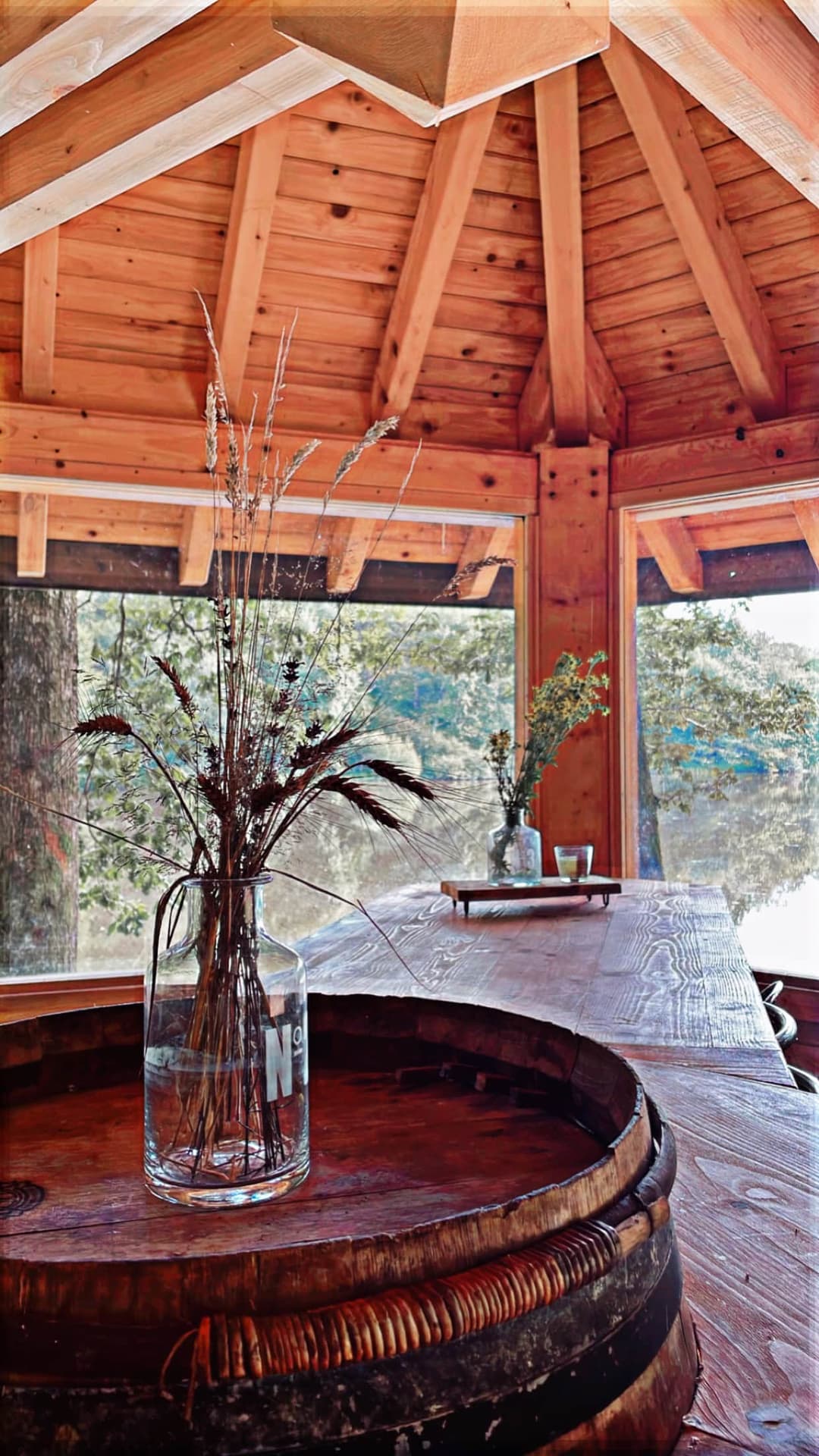 Étang au milieu de la forêt avec chalet 