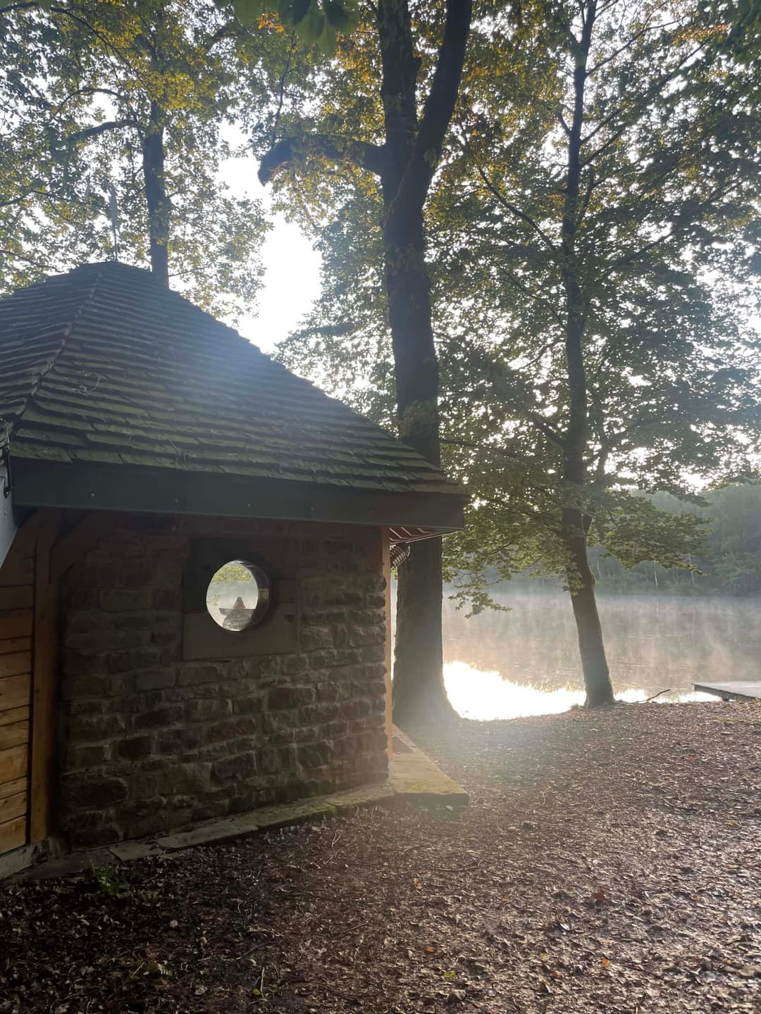 Étang au milieu de la forêt avec chalet 