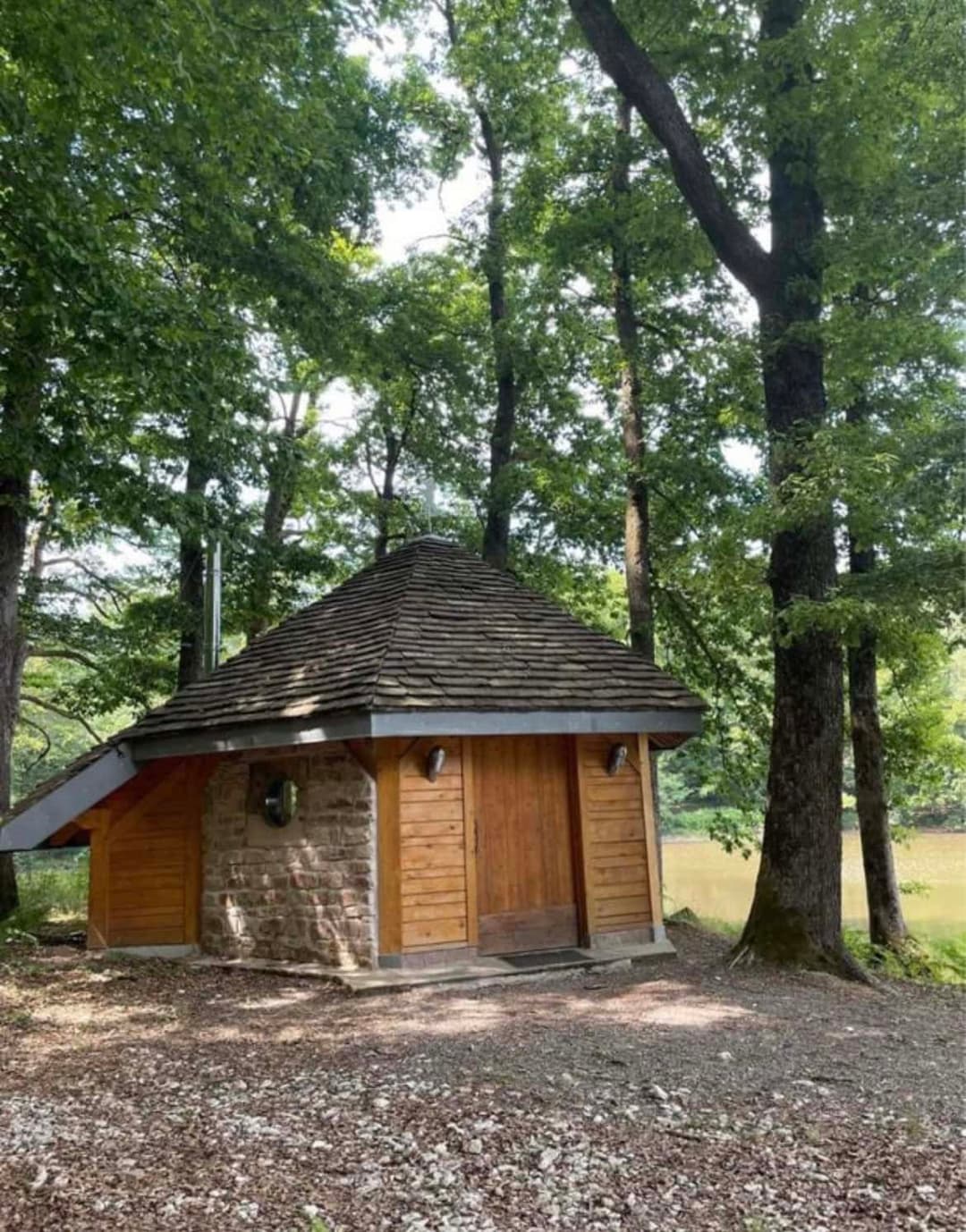 Étang au milieu de la forêt avec chalet 
