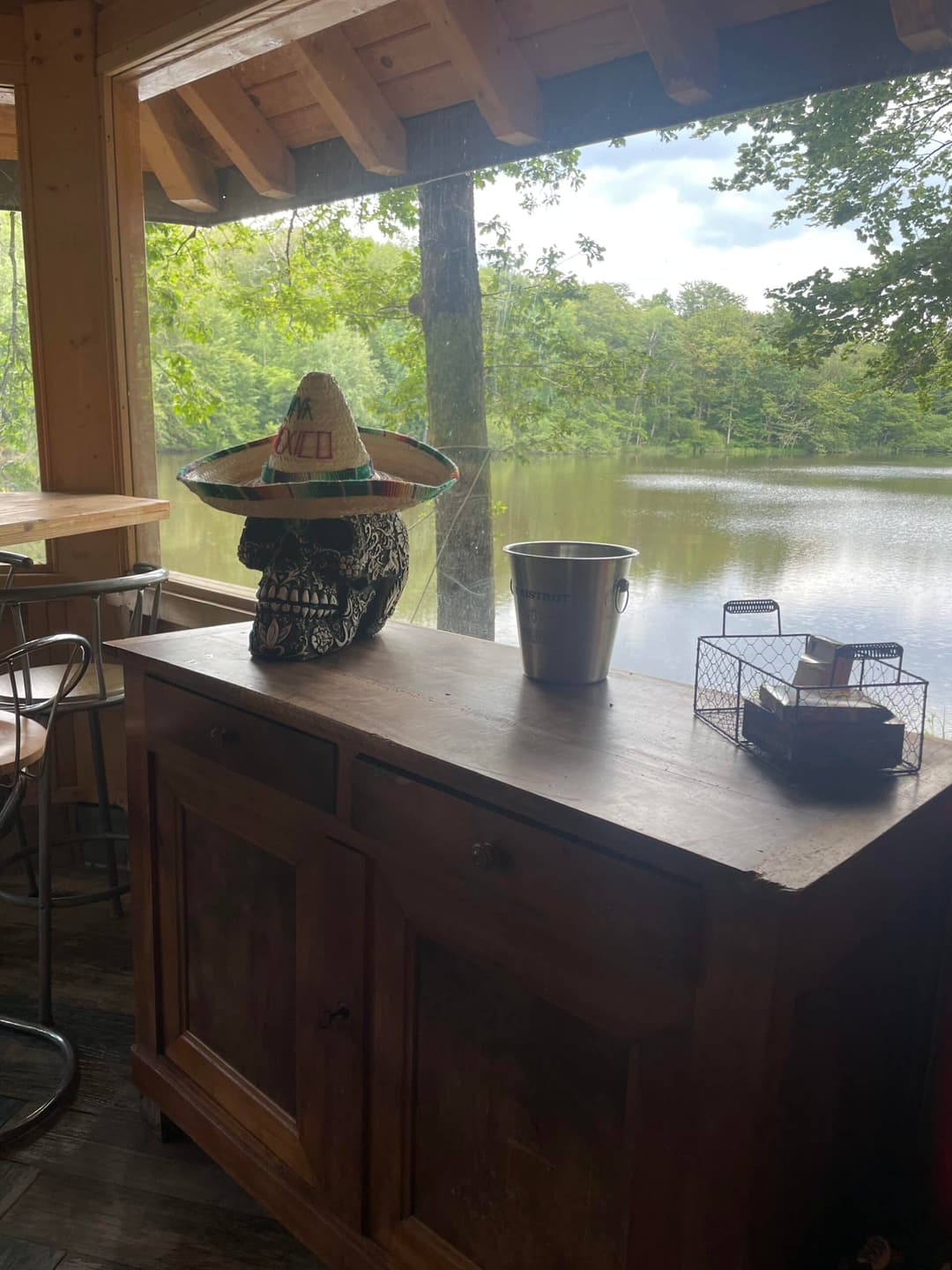 Étang au milieu de la forêt avec chalet 