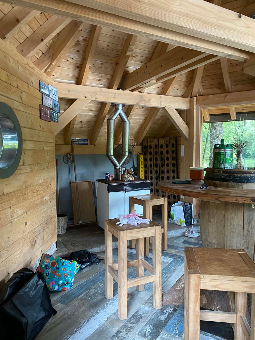 Étang au milieu de la forêt avec chalet 