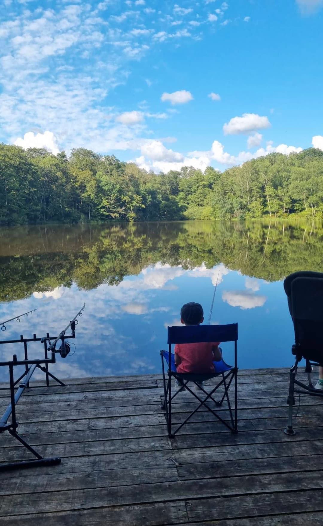 Étang au milieu de la forêt avec chalet 
