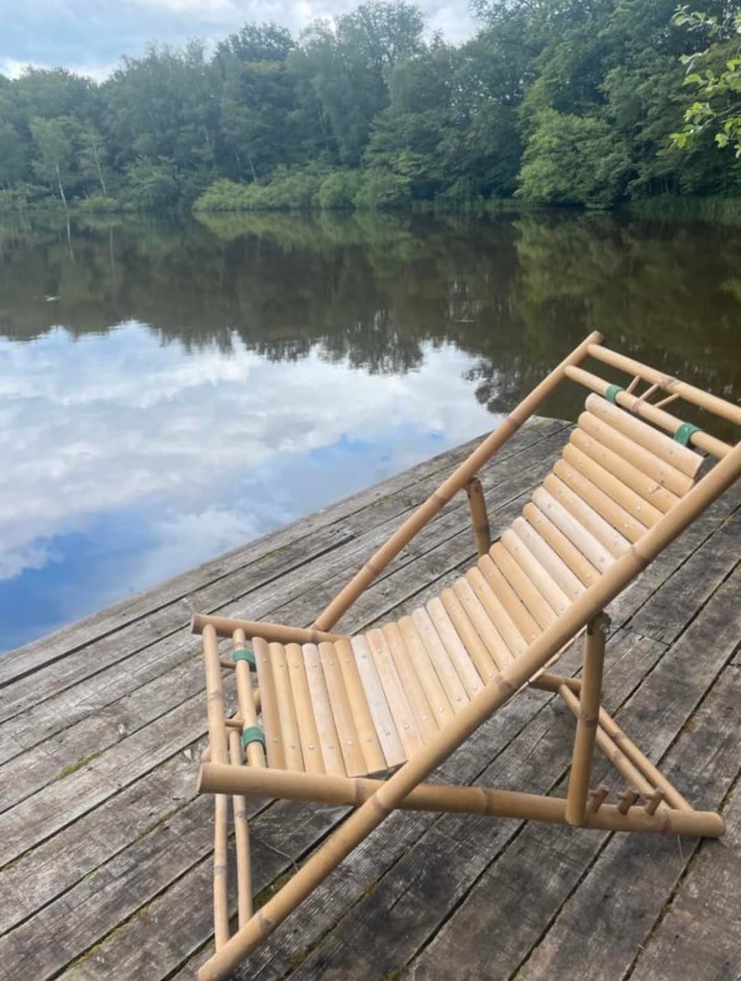 Étang au milieu de la forêt avec chalet 