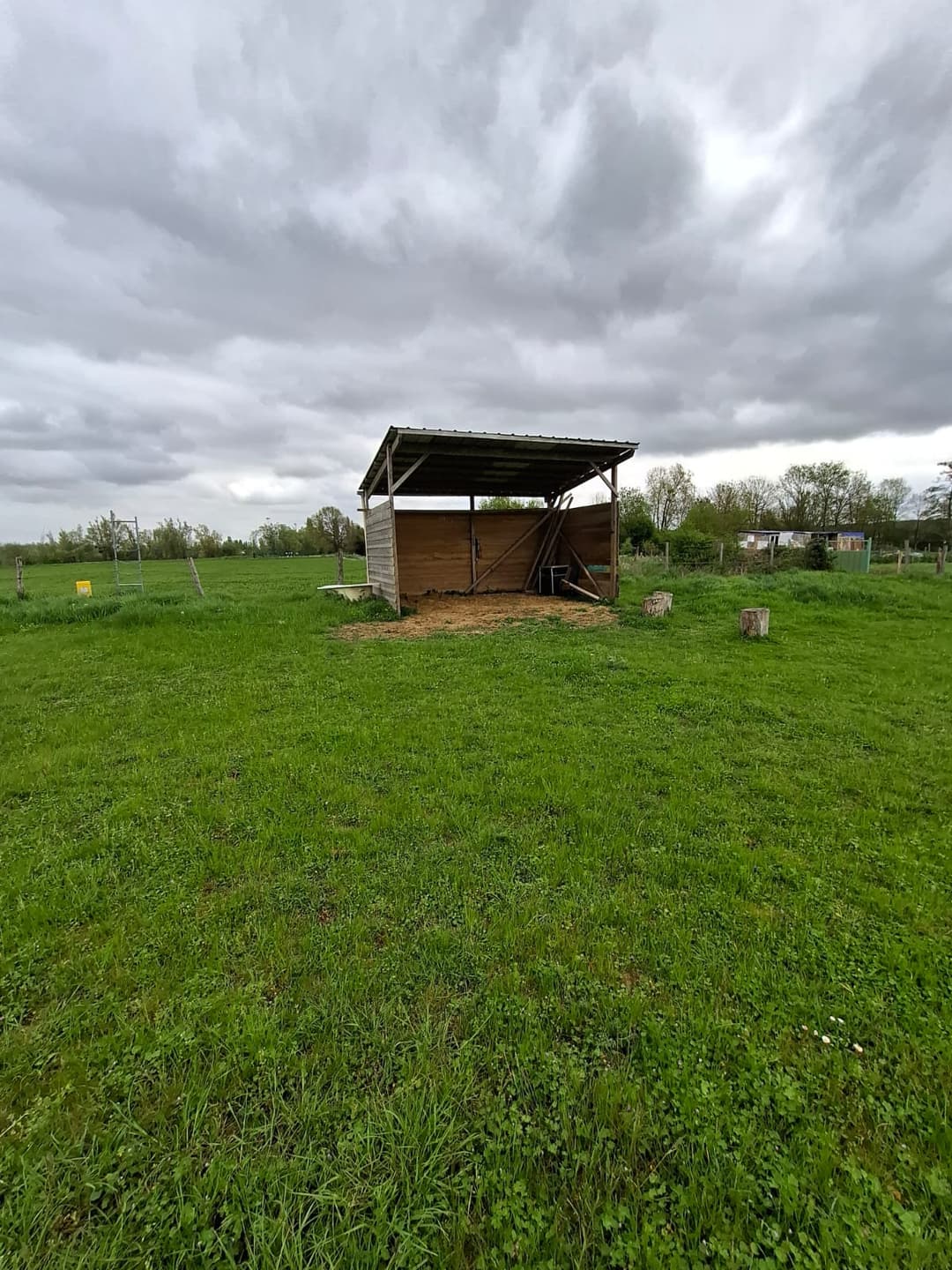 Location étang privé avec accès à une bordure de rivière à 10 min de Poitiers 