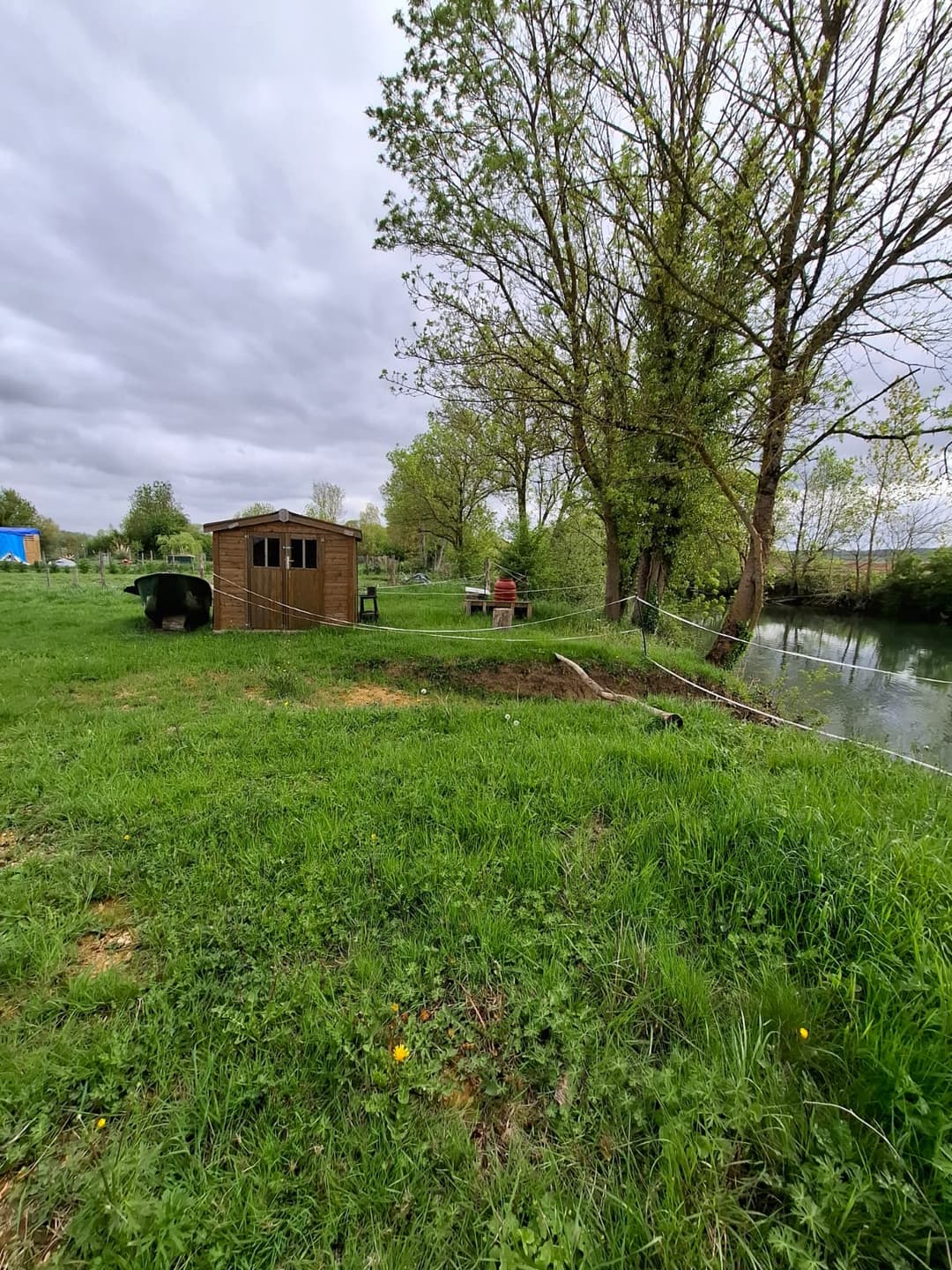 Location étang privé avec accès à une bordure de rivière à 10 min de Poitiers 