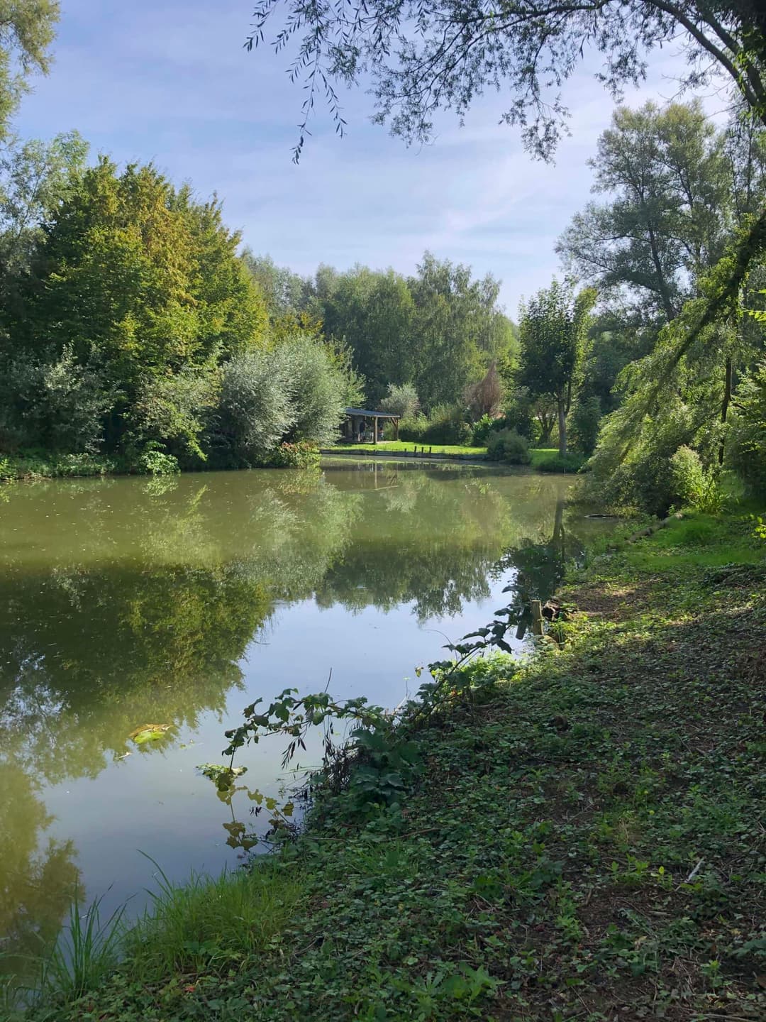 Deux étangs avec un coup de pêche au bord d’une rivière en pleine nature 