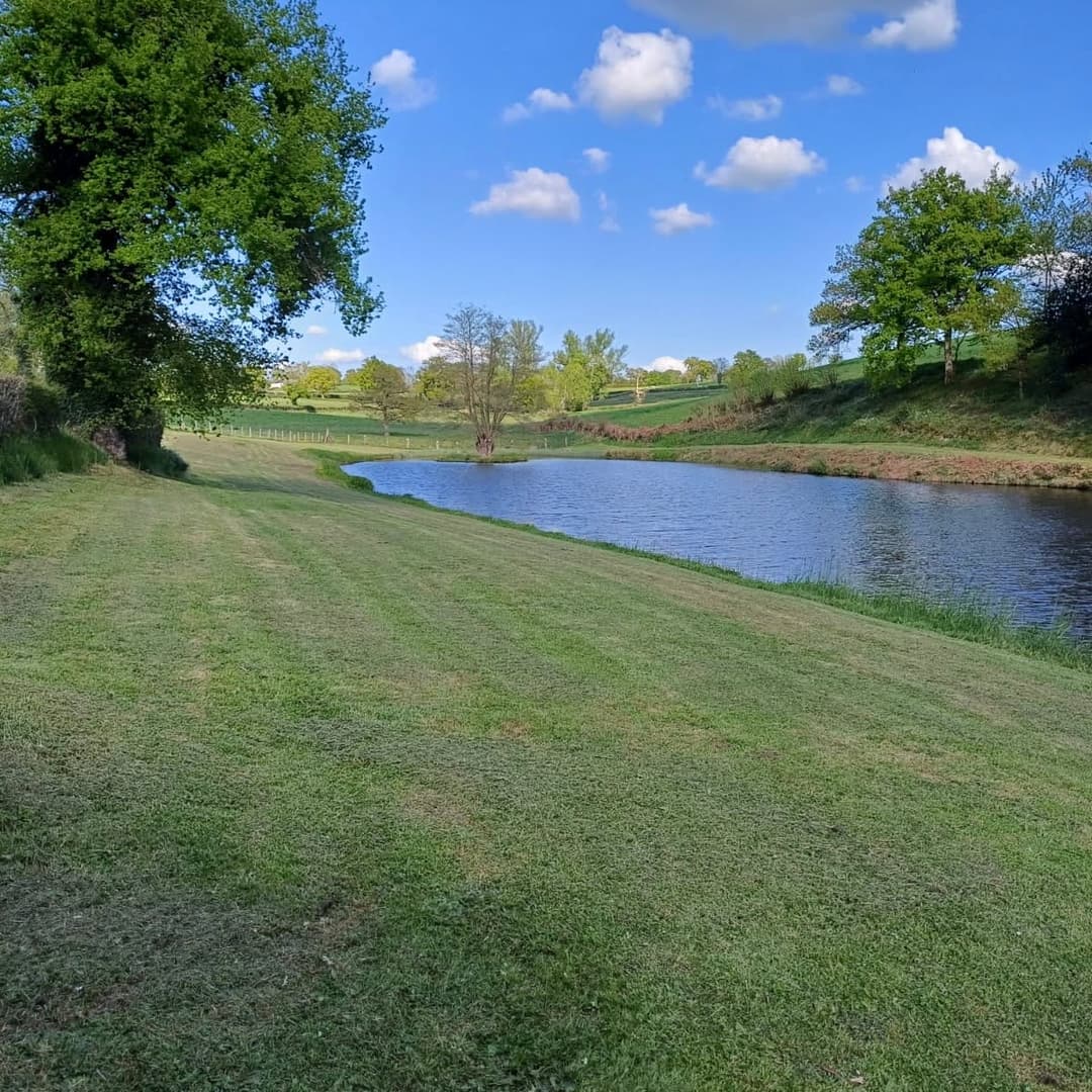 Maison tout équipée avec étang privé en Auvergne-Rhône-Alpes 