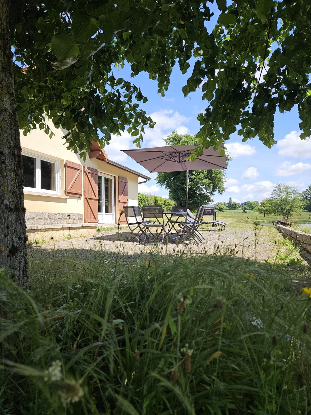 Maison tout équipée avec étang privé en Auvergne-Rhône-Alpes