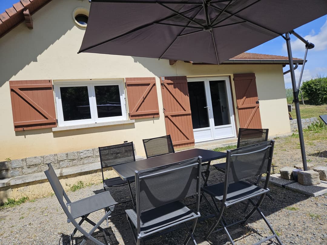Maison tout équipée avec étang privé en Auvergne-Rhône-Alpes