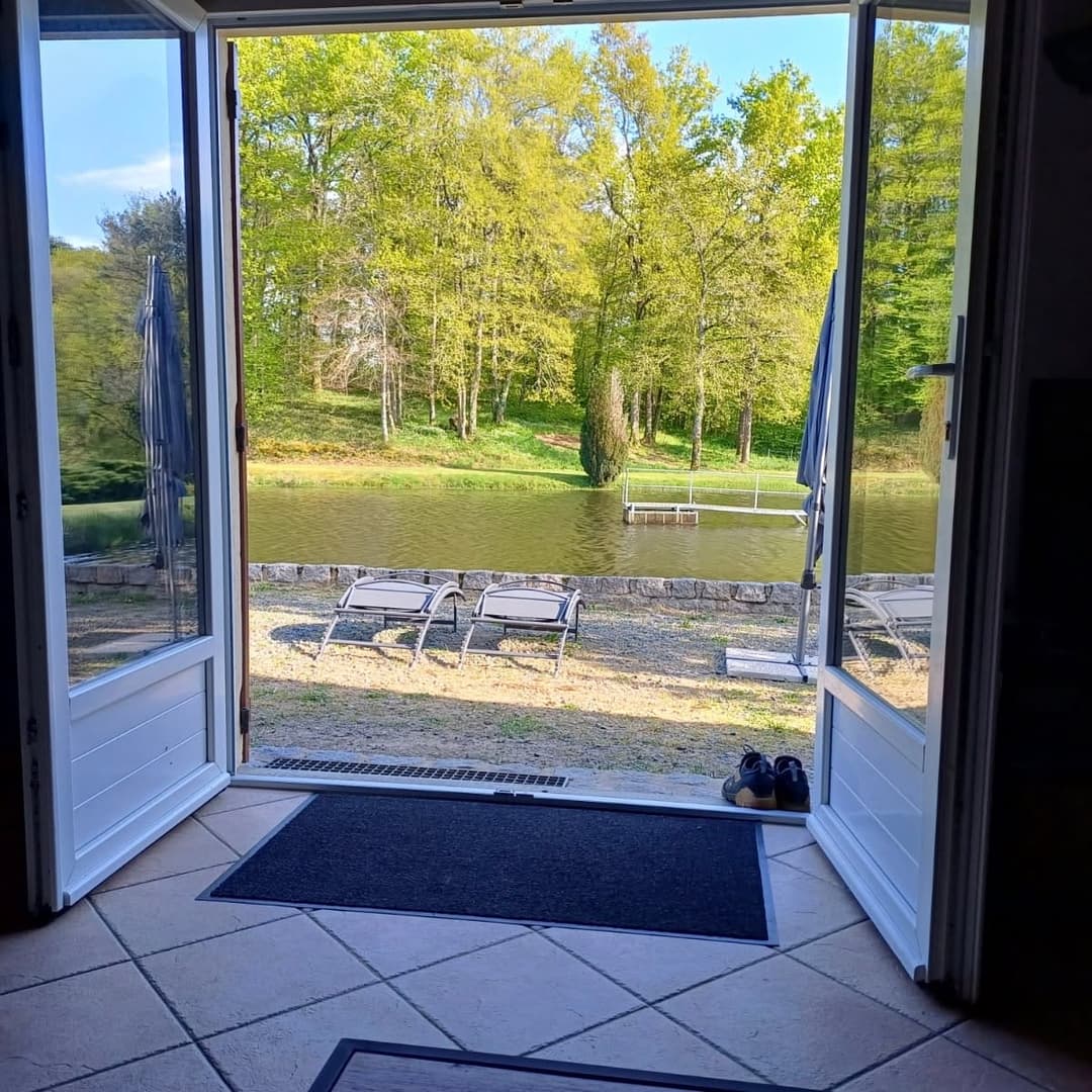 Maison tout équipée avec étang privé en Auvergne-Rhône-Alpes 