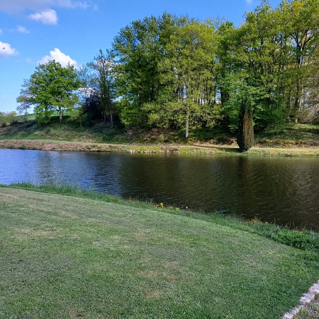 Maison tout équipée avec étang privé en Auvergne-Rhône-Alpes 