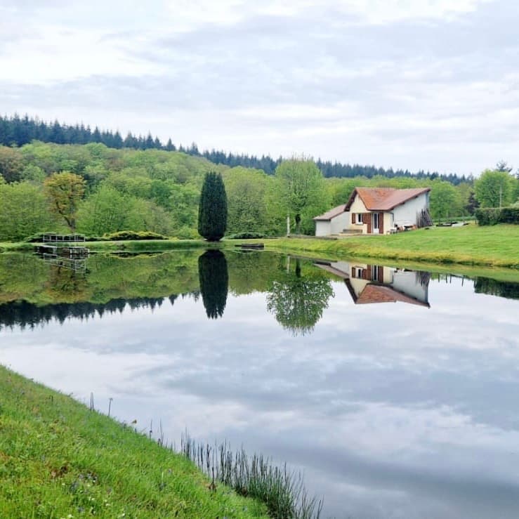 Maison tout équipée avec étang privé en Auvergne-Rhône-Alpes 