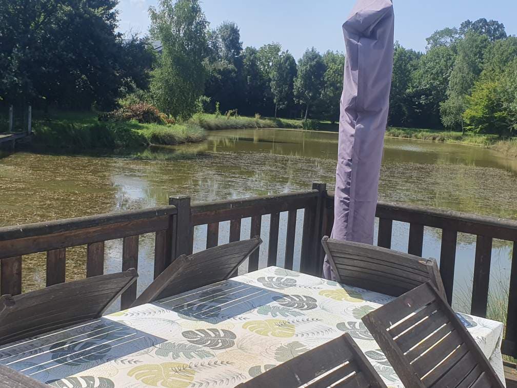 Étang dans les Dombes avec un gite 6 couchages 
