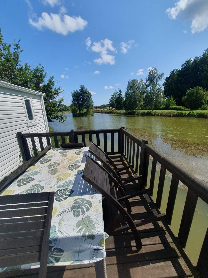 Étang dans les Dombes avec un gite 6 couchages 