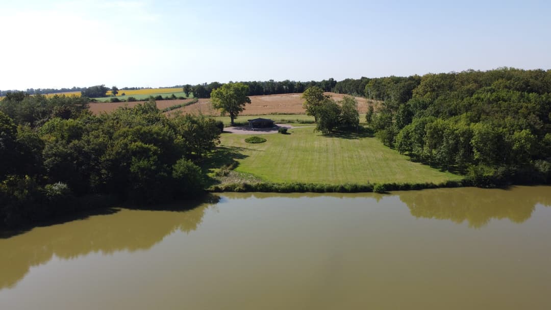 Etang de 3.5 Ha avec chalet 6 couchages dans une propriété de 10 Ha 