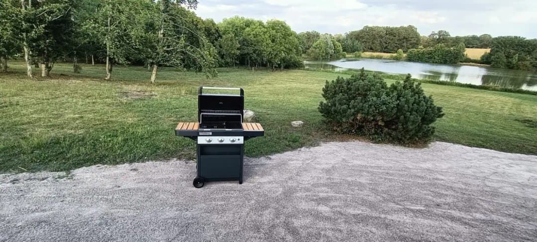 Etang de 3.5 Ha avec chalet 6 couchages dans une propriété de 10 Ha 