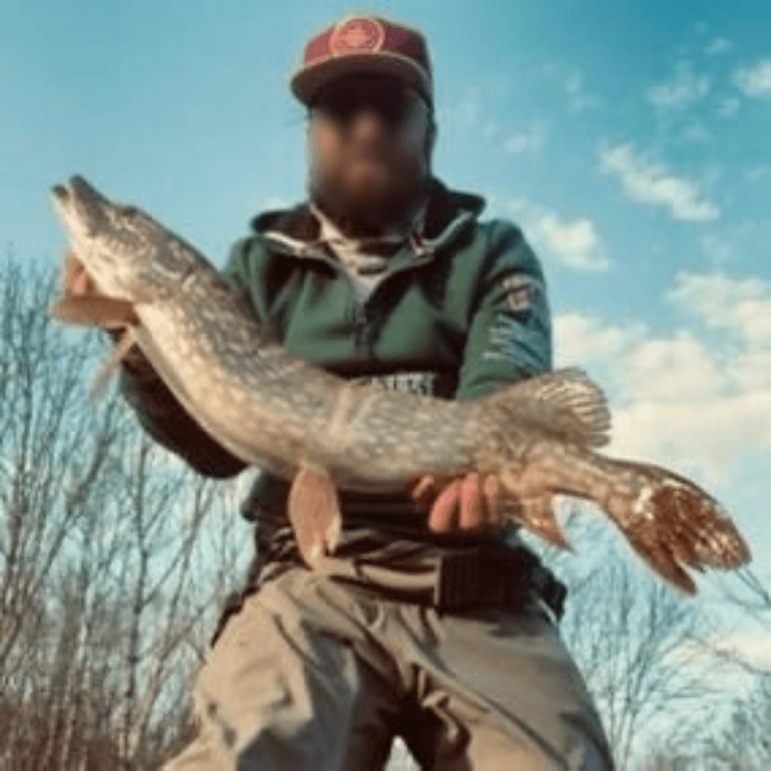 Etang de 3.5 Ha avec chalet 6 couchages dans une propriété de 10 Ha 