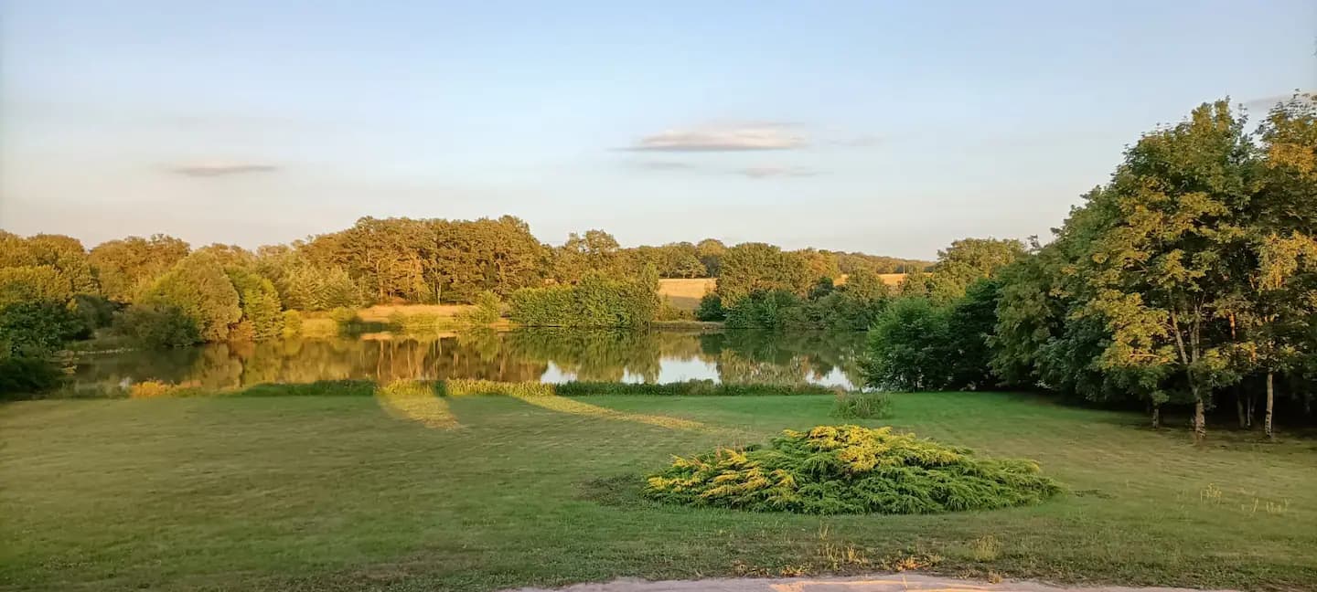 Etang de 3.5 Ha avec chalet 6 couchages dans une propriété de 10 Ha 
