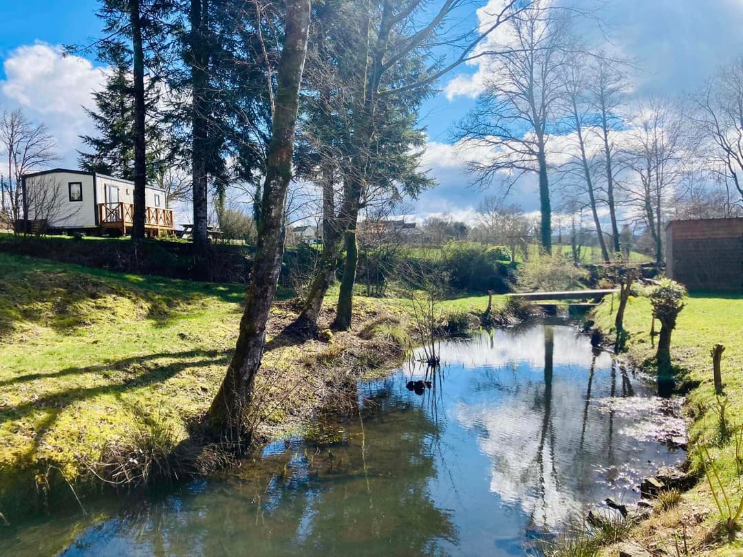 Gîte avec un lac dans la Creuse – réservoir de truites trophées 