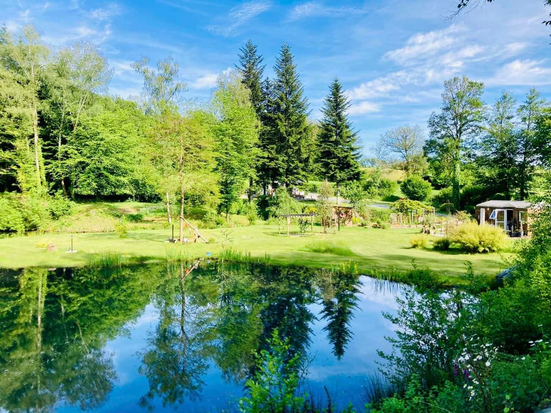 Gîte avec un lac dans la Creuse – réservoir de truites trophées 