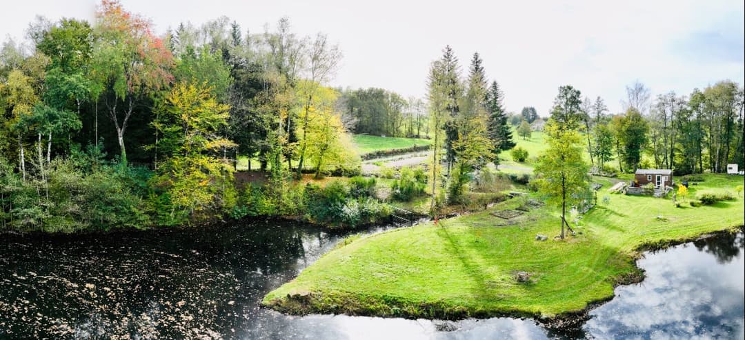 Gîte avec un lac dans la Creuse – réservoir de truites trophées 