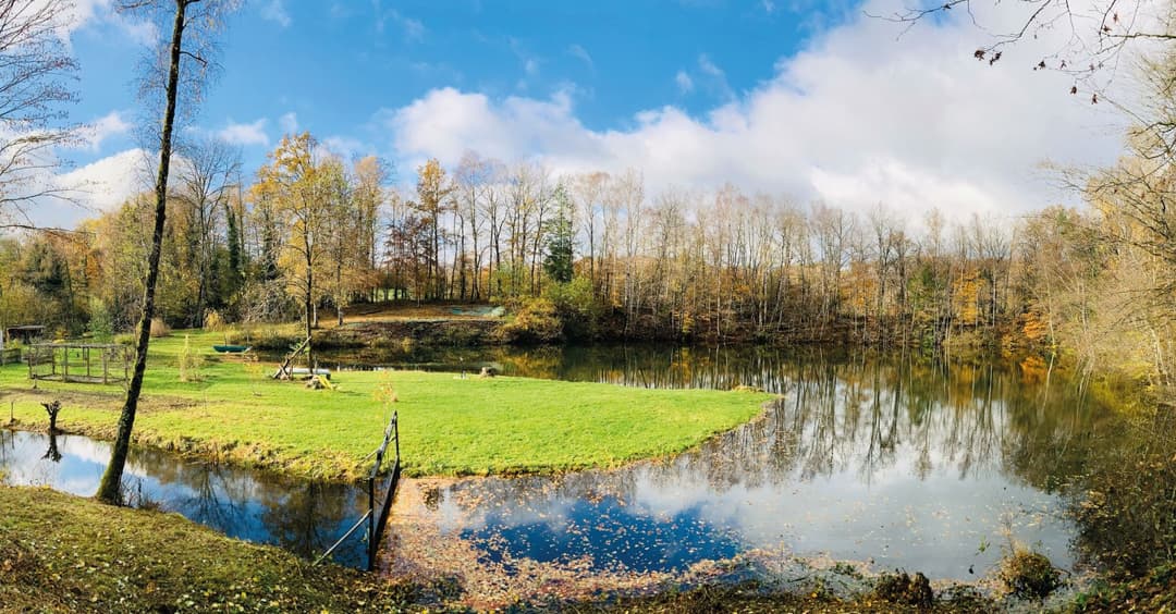 Gîte avec un lac dans la Creuse – réservoir de truites trophées 