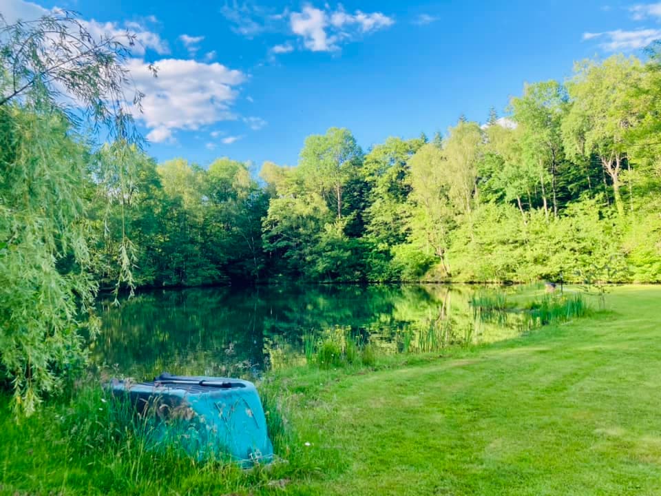 Gîte avec un lac dans la Creuse – réservoir de truites trophées 