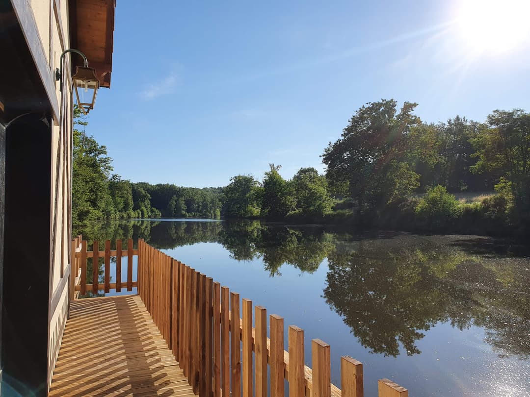 Chalet au bord de l’eau, terrasse sur pilotis sur étang de pêche privé en pleine nature en Dordogne 