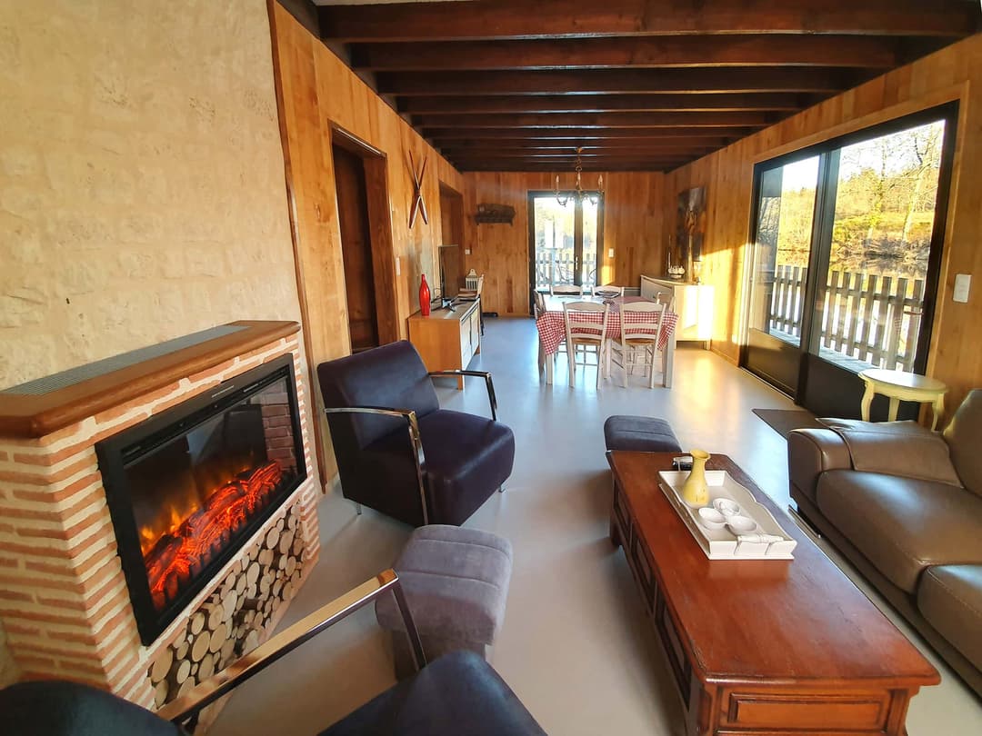 Chalet au bord de l’eau, terrasse sur pilotis sur étang de pêche privé en pleine nature en Dordogne 