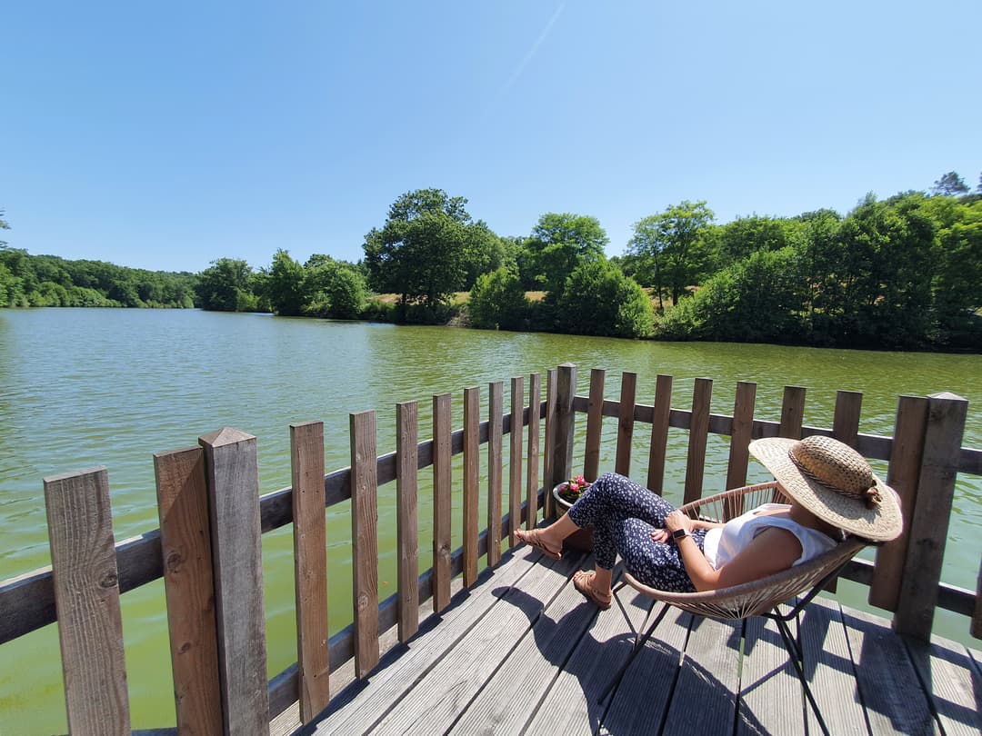 Chalet au bord de l’eau, terrasse sur pilotis sur étang de pêche privé en pleine nature en Dordogne