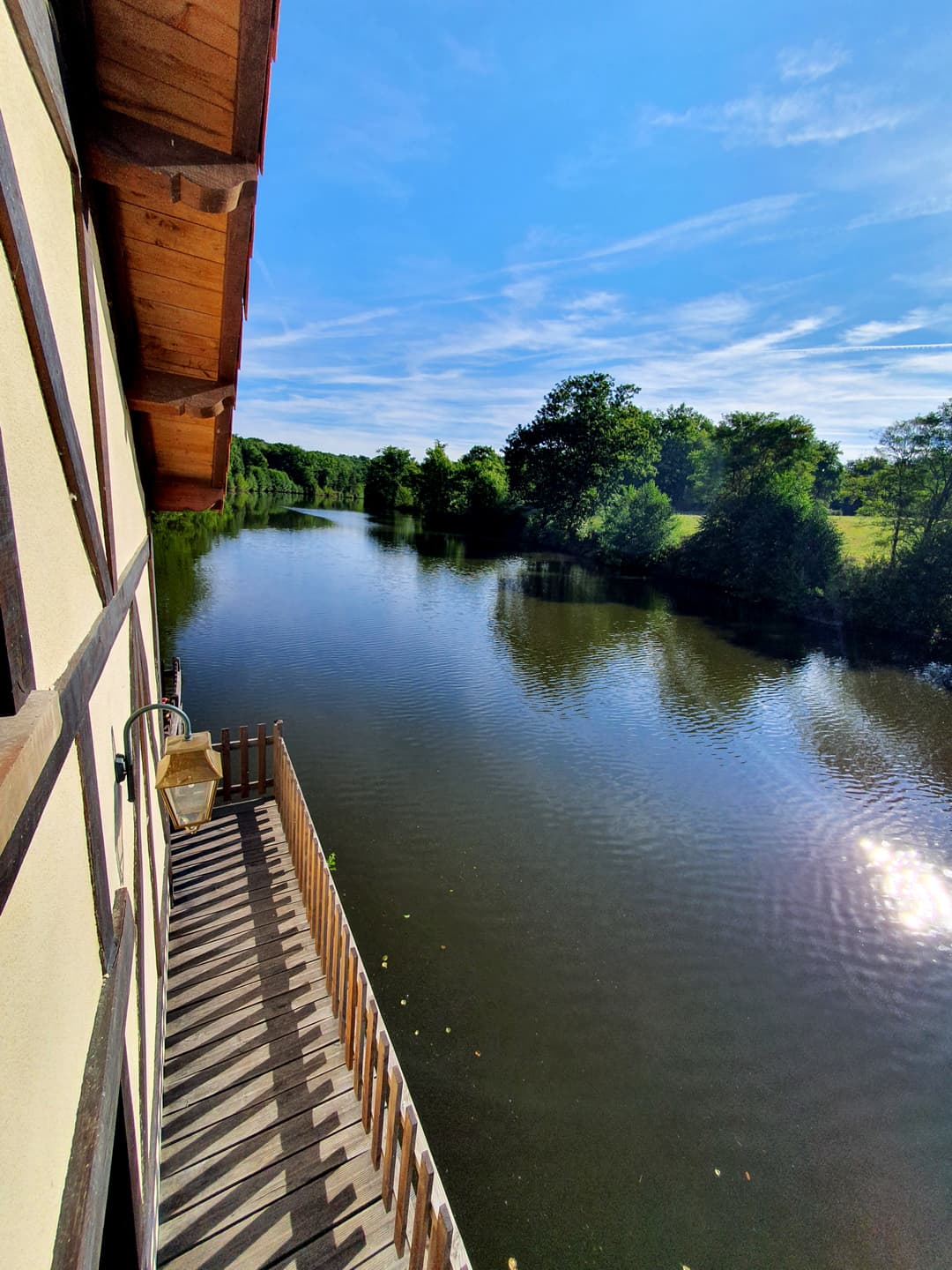 Chalet au bord de l’eau, terrasse sur pilotis sur étang de pêche privé en pleine nature en Dordogne
