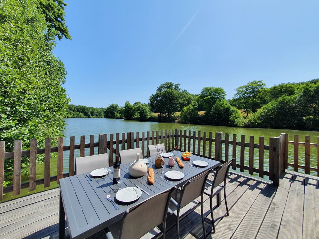 Chalet au bord de l’eau, terrasse sur pilotis sur étang de pêche privé en pleine nature en Dordogne
