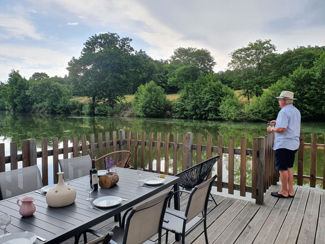 Chalet au bord de l’eau, terrasse sur pilotis sur étang de pêche privé en pleine nature en Dordogne