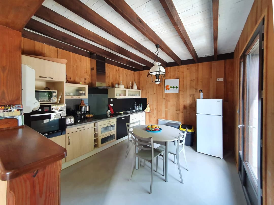 Chalet au bord de l’eau, terrasse sur pilotis sur étang de pêche privé en pleine nature en Dordogne 
