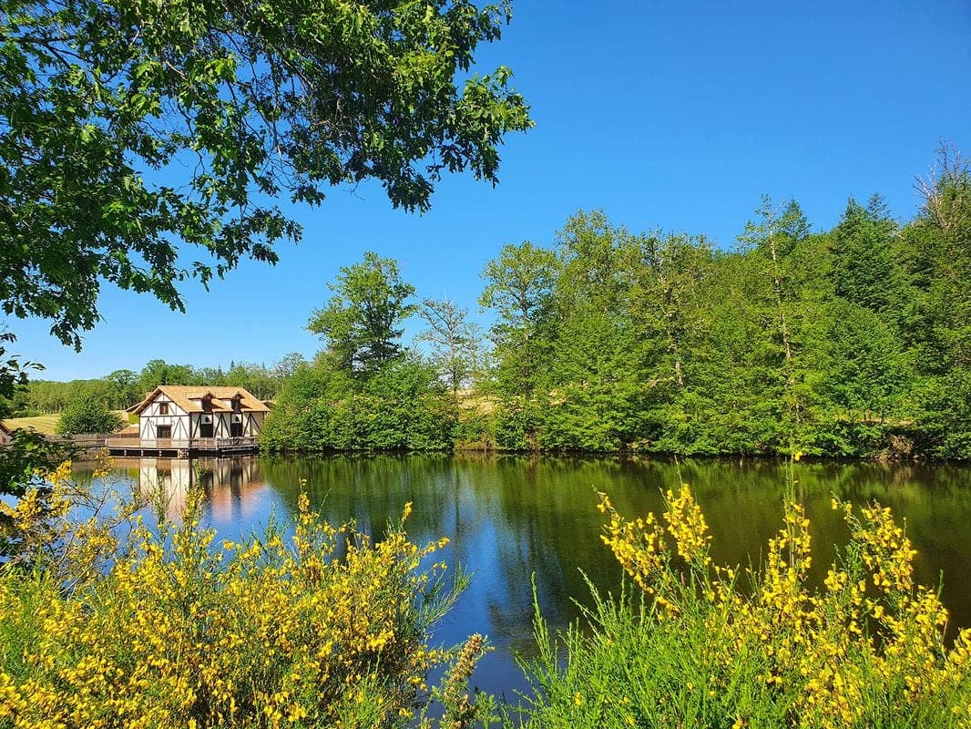 Chalet au bord de l’eau, terrasse sur pilotis sur étang de pêche privé en pleine nature en Dordogne 