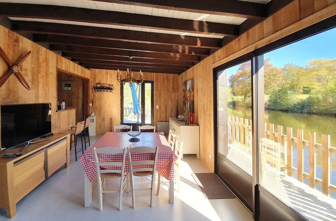 Chalet au bord de l’eau, terrasse sur pilotis sur étang de pêche privé en pleine nature en Dordogne 