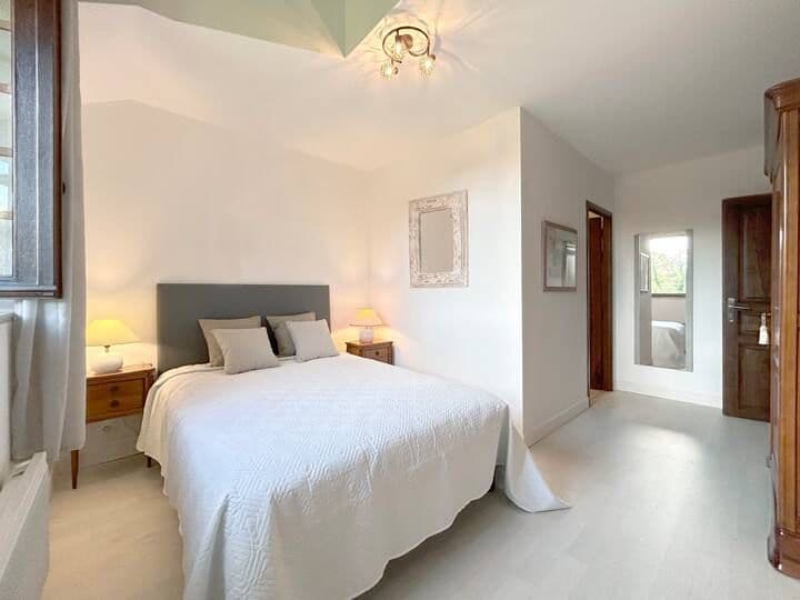 Maison au cœur du Périgord vert avec étang de 3ha 