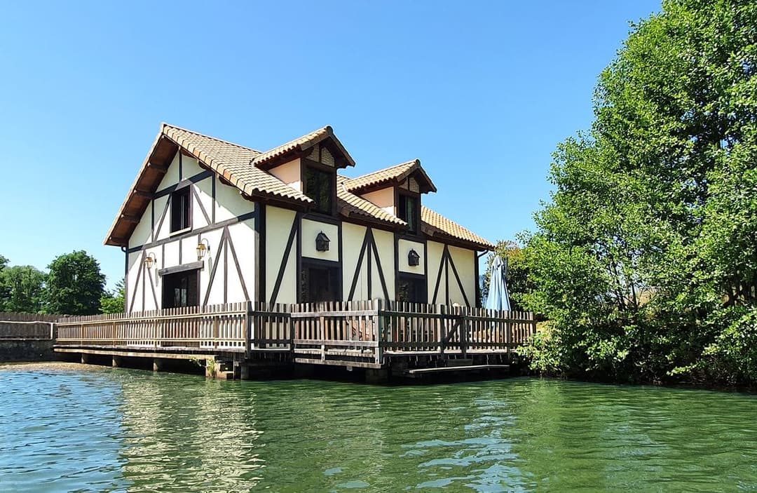 Chalet au bord de l’eau, terrasse sur pilotis sur étang de pêche privé en pleine nature en Dordogne 