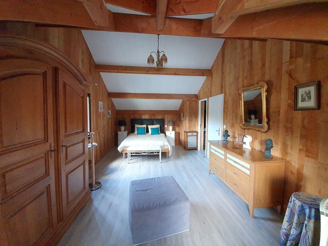 Chalet au bord de l’eau, terrasse sur pilotis sur étang de pêche privé en pleine nature en Dordogne 